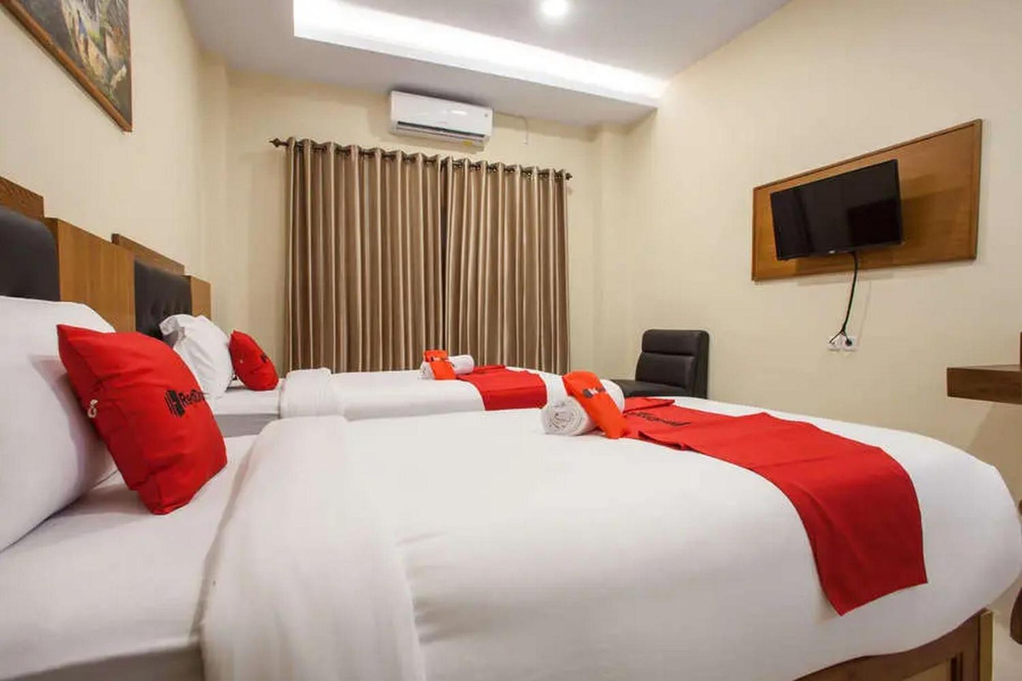 Готель Reddoorz Premium @ Jalan Cengkeh Маланг Екстер'єр фото
